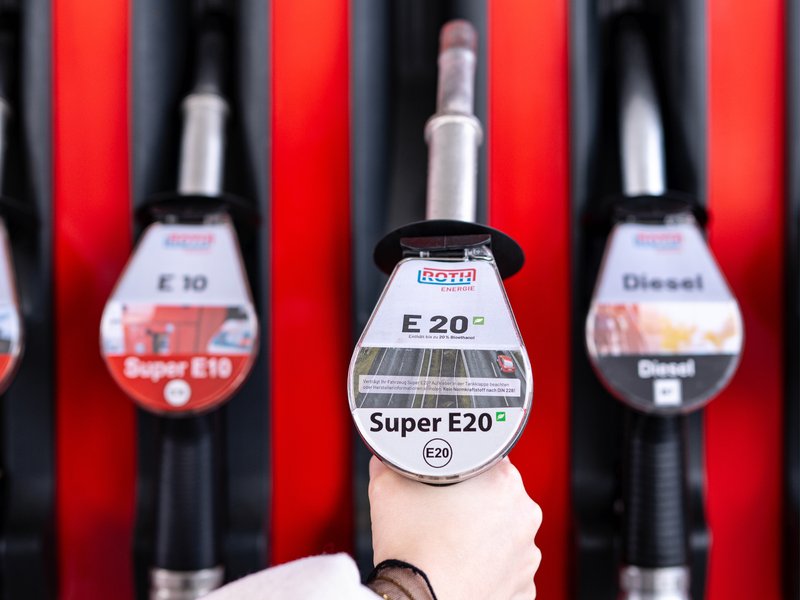 super-e20-kraftstoff-zapfsaeule-tanken.jpg Bild super-e20-kraftstoff-zapfsaeule-tanken.jpg